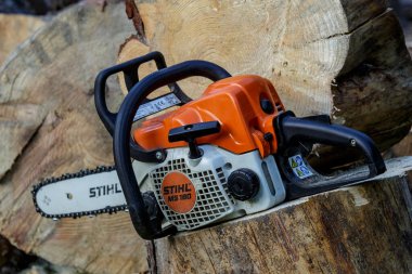 Ukrayna Kiev Eylül 01, 2023 Kiev 'de elektrikli testere. Stihl, Alman elektrikli testere ve diğer el teçhizatı üreticisi.