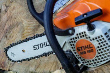 Ukrayna Kiev Eylül 01, 2023 Kiev 'de elektrikli testere. Stihl, Alman elektrikli testere ve diğer el teçhizatı üreticisi.