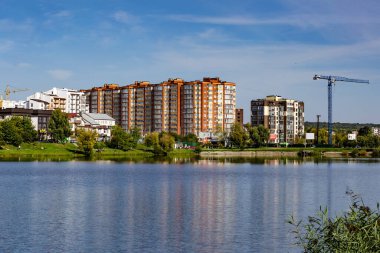 Khmelnytskyi. Ukrayna. 11 Eylül 2021. Güney Bug Nehri 'nin kıyısından şehrin güzel manzarası. Sonbahar günbatımı.