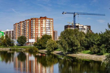 Khmelnytskyi. Ukrayna. 11 Eylül 2021. Güney Bug Nehri 'nin kıyısından şehrin güzel manzarası. Sonbahar günbatımı.