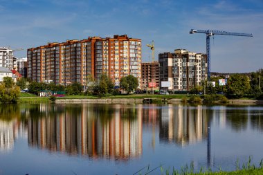 Khmelnytskyi. Ukrayna. 11 Eylül 2021. Güney Bug Nehri 'nin kıyısından şehrin güzel manzarası. Sonbahar günbatımı.