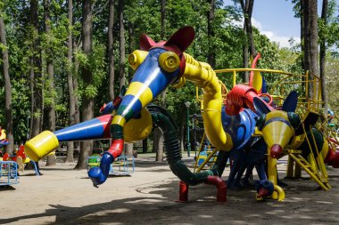 Khmelnitsky. Ukrayna. 10 Mayıs 2020. Central Recreation Park 'taki çocuk masalı eğlenceleri.
