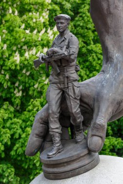 Khmelnitsky. Ukrayna. 10 Mayıs 2020. Afganistan ve diğer savaşlarda ölen askerlerin anıtı. Bronz anıt.