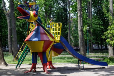 Khmelnitsky. Ukrayna. 10 Mayıs 2020. Central Recreation Park 'taki çocuk masalı eğlenceleri.