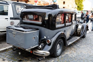 Ukrayna. Kamianets-Podilskyi. 3 Ekim 2021 Horch 951, August Horch & Cie tarafından 20. yüzyılın başında Almanya 'da üretilen otomobil markasıdır. Güz şehrinin sokaklarında Retro arabalar.