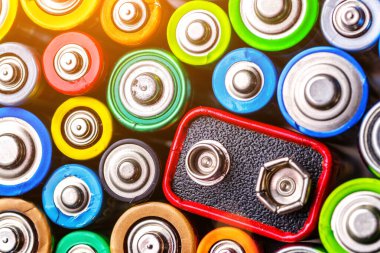 Renkli bataryaların enerji soyut arkaplanı. Eski kullanılmış piller geri dönüşüme hazır. Farklı üreticilerin kullanılmış pilleri, atık, toplama ve geri dönüşüm, Alkalin bataryası..