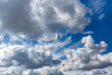 Beyaz kabarık bulutlar ve açık mavi gökyüzünde parlak güneş. Mavi ya da masmavi gökyüzü ve bulutlar parlak beyaz arka plan..