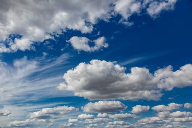 Beyaz kabarık bulutlar ve açık mavi gökyüzünde parlak güneş. Mavi ya da masmavi gökyüzü ve bulutlar parlak beyaz arka plan..