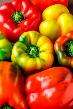 Renkli dolmalık biberler. Kırmızı ve sarı dolmalık biberleri kapatın. Ayrıca tatlı biber, karabiber ya da biber olarak da bilinir.