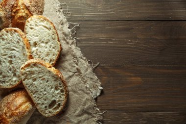 Ekmek, kırsal ahşap arka planda dilimlenmiş geleneksel ekşi ekmek. Geleneksel mayalanmış ekmek pişirme yöntemleri kavramı. Sağlıklı yemek..
