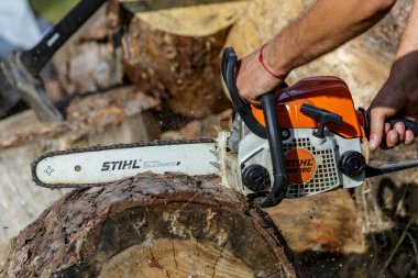 Ukrayna Kiev Eylül 01, 2023 Kiev 'de elektrikli testere. Stihl, Alman elektrikli testere ve diğer el teçhizatı üreticisi.