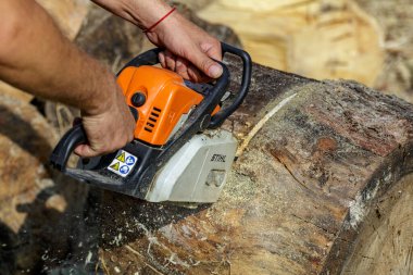 Ukrayna Kiev Eylül 01, 2023 Kiev 'de elektrikli testere. Stihl, Alman elektrikli testere ve diğer el teçhizatı üreticisi.