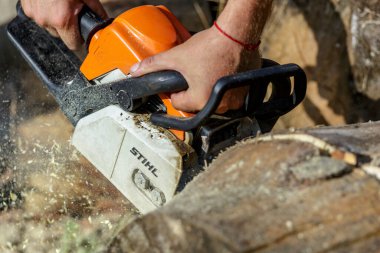 Ukrayna Kiev Eylül 01, 2023 Kiev 'de elektrikli testere. Stihl, Alman elektrikli testere ve diğer el teçhizatı üreticisi.