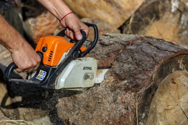 Ukrayna Kiev Eylül 01, 2023 Kiev 'de elektrikli testere. Stihl, Alman elektrikli testere ve diğer el teçhizatı üreticisi.