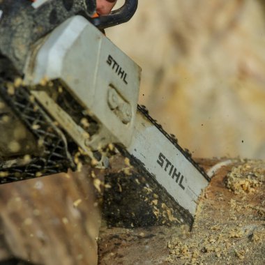 Ukrayna Kiev Eylül 01, 2023 Kiev 'de elektrikli testere. Stihl, Alman elektrikli testere ve diğer el teçhizatı üreticisi.