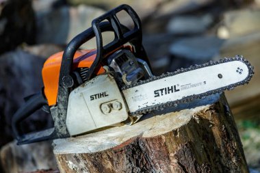 Ukrayna Kiev Eylül 01, 2023 Kiev 'de elektrikli testere. Stihl, Alman elektrikli testere ve diğer el teçhizatı üreticisi.