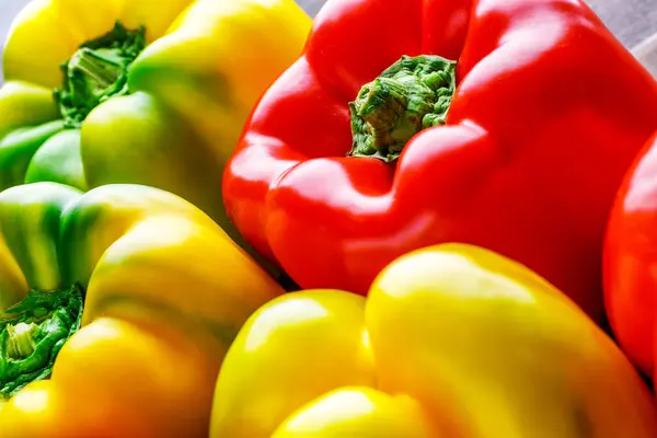 Renkli dolmalık biberler. Kırmızı ve sarı dolmalık biberleri kapatın. Ayrıca tatlı biber, karabiber ya da biber olarak da bilinir.