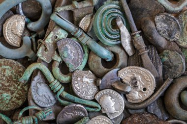 Roma İmparatorluğu 'nun arkeolojik kalıntıları. Orijinal gümüş denarius, Antoninianus, Aureus of Ancime. Nadir bulunur. Bronz eserler. Antivaryant..