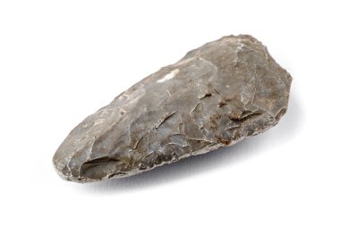 Tarih öncesi taş balta beyaz arka planda izole edilmiş. İlkel adam. İskitli dönem. Eski nesneler üzerine çalışma