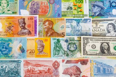 Farklı ülkelerin kağıt paralarından elde edilen arka plan. Masaüstü duvar kağıtları için finansal ekonomi arka planı. Para dokusu. Bir tomar para. Zenginlik, kâr, iş, finans kavramı.