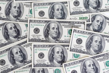 Money American yüz dolarlık banknotlar. Dolarlar arka planda. Çeşitli Amerikan banknotları. Masaya saçılmış Amerikan paraları.