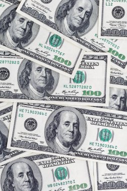 Money American yüz dolarlık banknotlar. Dolarlar arka planda. Çeşitli Amerikan banknotları. Masaya saçılmış Amerikan paraları.