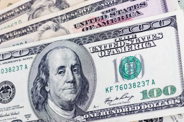 Tasarım amaçlı 100 dolarlık banknotlar. Çeşitli Amerikan banknotlarının kapanışı. A.B.D. para birimi. Bonistikler.