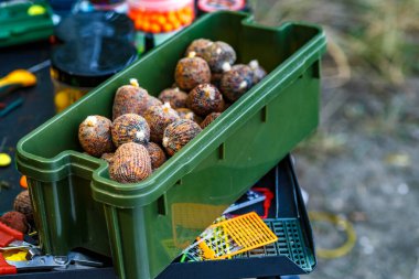 Laker 'da sazan balığı avı. PVA çubuğu için sazan balığı ve alabalık dolu bir küvet. Sazan balıkçılığı gevşek yem. Sazan oltası..