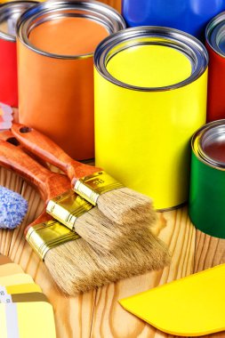 Ressam ve dekoratör çalışma tablosu Saray Projesi, renk örnekleri, boya silindiri ve Boya fırçaları