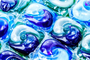 Çamaşır makinesinde çamaşır yıkamak için sıvı tozlu kapsüller. Bulaşık makinesi kapsülleri. Yıkama ve temizleme.