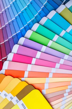 Boya tonu seçmek için renk tekerleği. Boyacı ve dekoratör çalışma masası, renk örnekleri