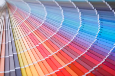 Boya tonu seçmek için renk tekerleği. Boyacı ve dekoratör çalışma masası, renk örnekleri