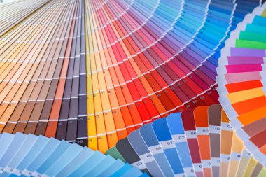 Boya tonu seçmek için renk tekerleği. Boyacı ve dekoratör çalışma masası, renk örnekleri