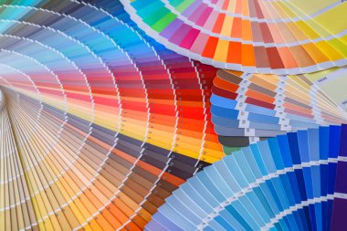 Boya tonu seçmek için renk tekerleği. Boyacı ve dekoratör çalışma masası, renk örnekleri