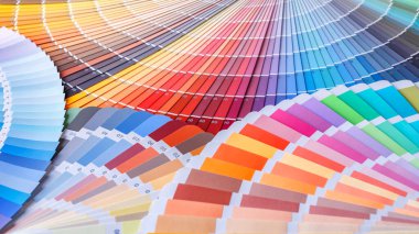 Boya tonu seçmek için renk tekerleği. Boyacı ve dekoratör çalışma masası, renk örnekleri