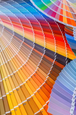 Boya tonu seçmek için renk tekerleği. Boyacı ve dekoratör çalışma masası, renk örnekleri