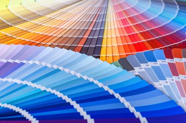 Boya tonu seçmek için renk tekerleği. Boyacı ve dekoratör çalışma masası, renk örnekleri