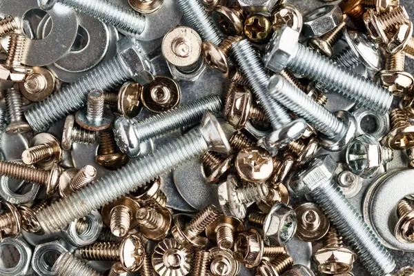 Çivi ve vida karışımı. Endüstriyel geçmiş. Ev yapımı. Sürgüler ve fındıklar. Çeşitli vidalara yakın çekim. Arkaplan ve üst görünüm için kullan.