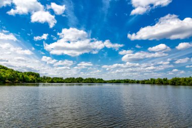 Gölde balık avı. Sazan balıkçılığı manzarası göl manzarası ve bulutlu mavi gökyüzü. Balıkçılık maceraları, sazan balığı avcılığı..