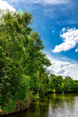 Gölde balık avı. Sazan balıkçılığı manzarası göl manzarası ve bulutlu mavi gökyüzü. Balıkçılık maceraları, sazan balığı avcılığı..