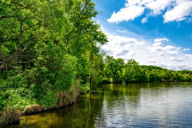 Gölde balık avı. Sazan balıkçılığı manzarası göl manzarası ve bulutlu mavi gökyüzü. Balıkçılık maceraları, sazan balığı avcılığı..