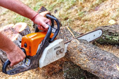 Ukrayna Kiev 22 Temmuz 2024 Kiev. Kiev 'de elektrikli testere. Stihl, Alman elektrikli testere ve diğer el teçhizatı üreticisi.