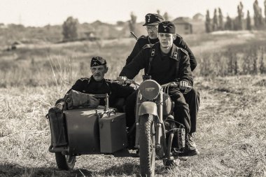 19 Ekim 2008, Kiev, Ukrayna. Dövüş gösterileri, 2. Dünya Savaşı. Motorsikletli Alman askerleri. Wehrmacht - Alman askerleri ve makineleri..