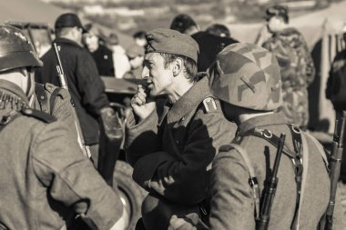 19 Ekim 2008, Kiev, Ukrayna. Dövüş gösterileri, 2. Dünya Savaşı. Wehrmacht - Alman ordusu askerleri ve makineleri.