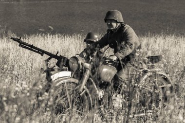 19 Ekim 2008, Kiev, Ukrayna. Dövüş gösterileri, 2. Dünya Savaşı. Motorsikletli Alman askerleri. Wehrmacht - Alman askerleri ve makineleri..