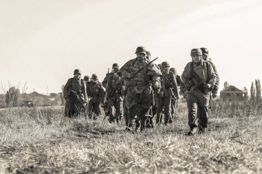 19 Ekim 2008, Kiev, Ukrayna. Dövüş gösterileri, 2. Dünya Savaşı. Wehrmacht - Alman ordusu askerleri ve makineleri.