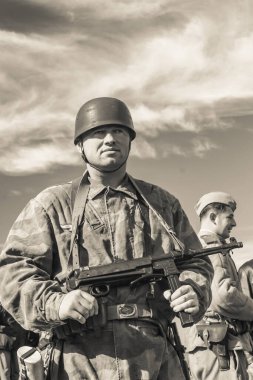 19 Ekim 2008, Kiev, Ukrayna. Dövüş gösterileri, 2. Dünya Savaşı. Wehrmacht - Alman ordusu askerleri ve makineleri.