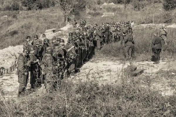 1 Ekim 2006, Kiev, Ukrayna. Dövüş gösterileri, 2. Dünya Savaşı. Wehrmacht - Alman ordusu askerleri ve makineleri.