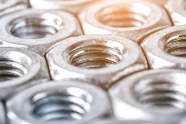 Yakın plan çelik fındıklar. Endüstriyel arka plan. Sürgüler ve fındıklar. Arkaplan ve üst görünüm için kullan.