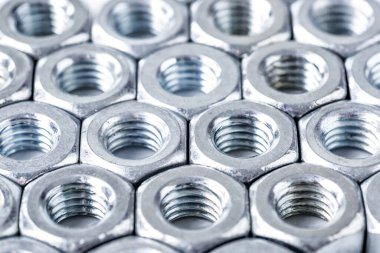 Yakın plan çelik fındıklar. Endüstriyel arka plan. Sürgüler ve fındıklar. Arkaplan ve üst görünüm için kullan.